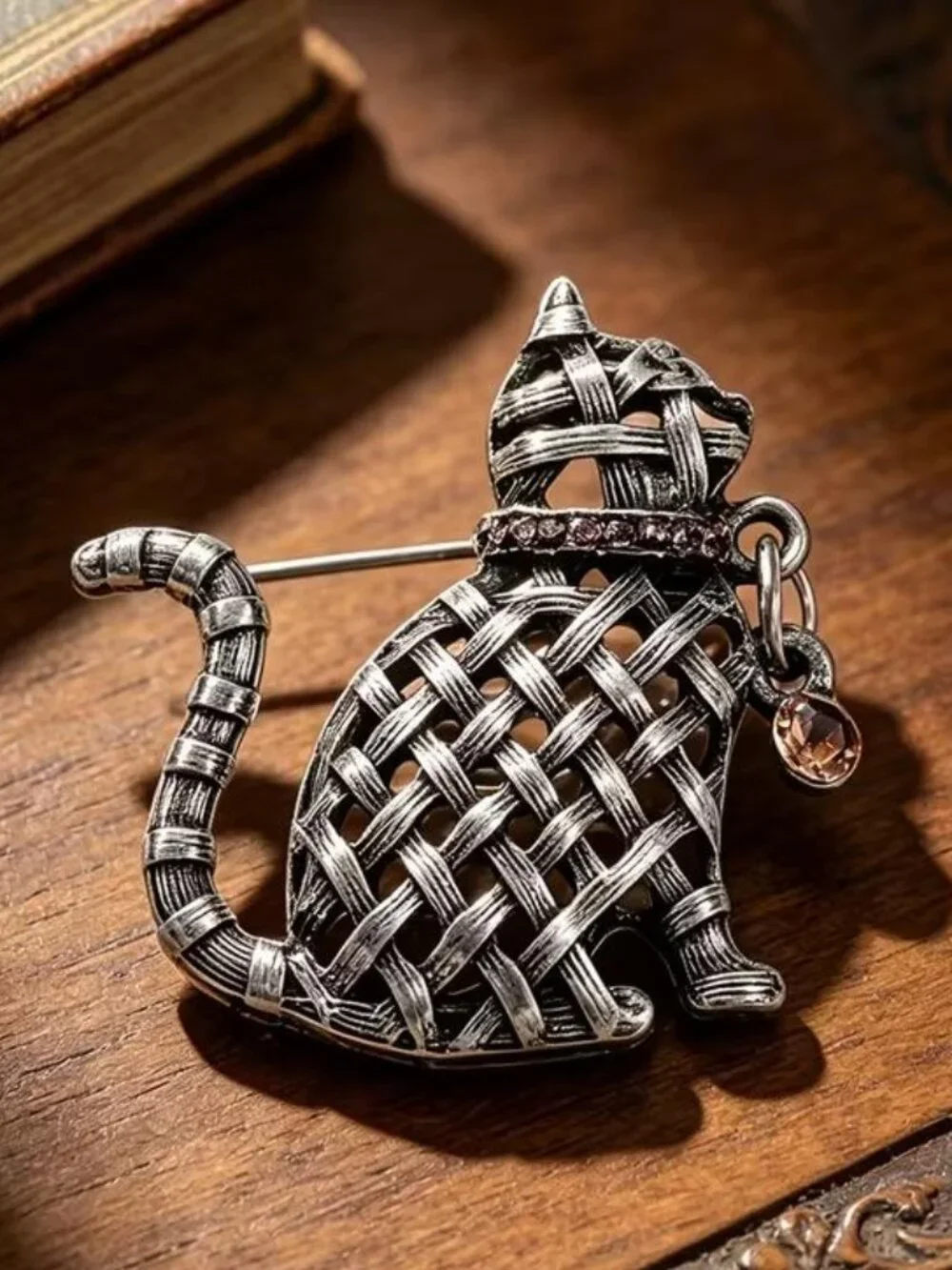 BASKET~WEAVE CAT BROOCH